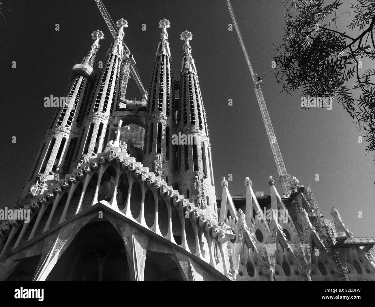 La Sagrada Familia de Barcelone Espagne une vue oblique sur les tours de l'édifice et ses détails architecturaux et artistiques - Image de stock capturée avec un smartphone
