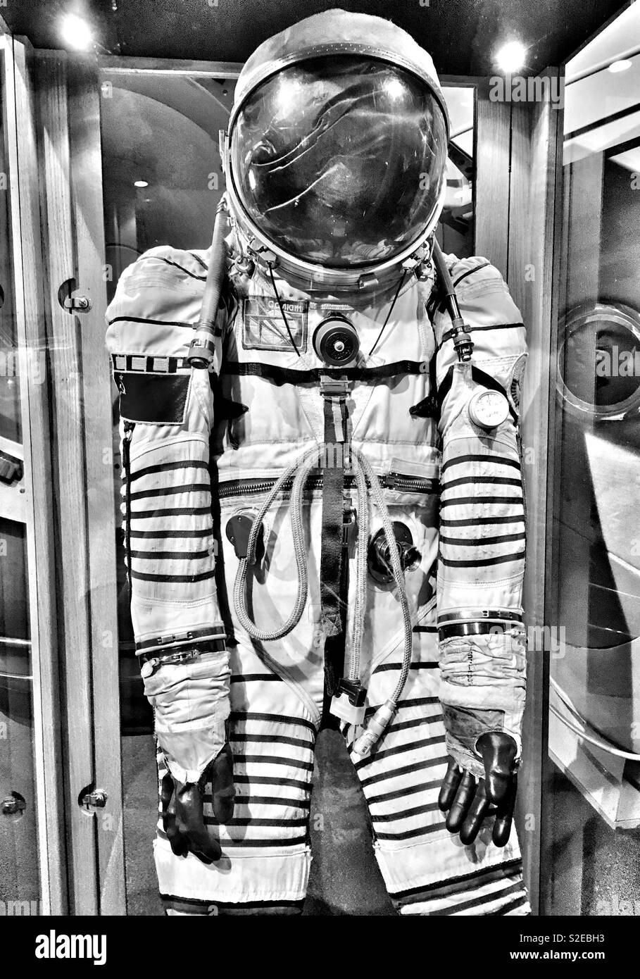 Combinaison spatiale cosmonaute en noir et blanc sur l'affichage Banque D'Images