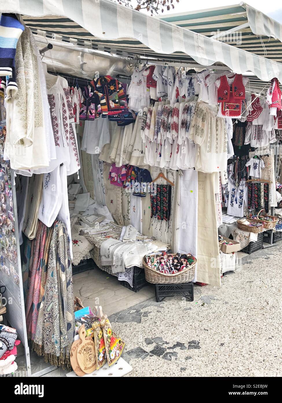 Des vêtements traditionnels pour la vente à un marché en plein air en Roumanie. - Image de stock capturée avec un smartphone