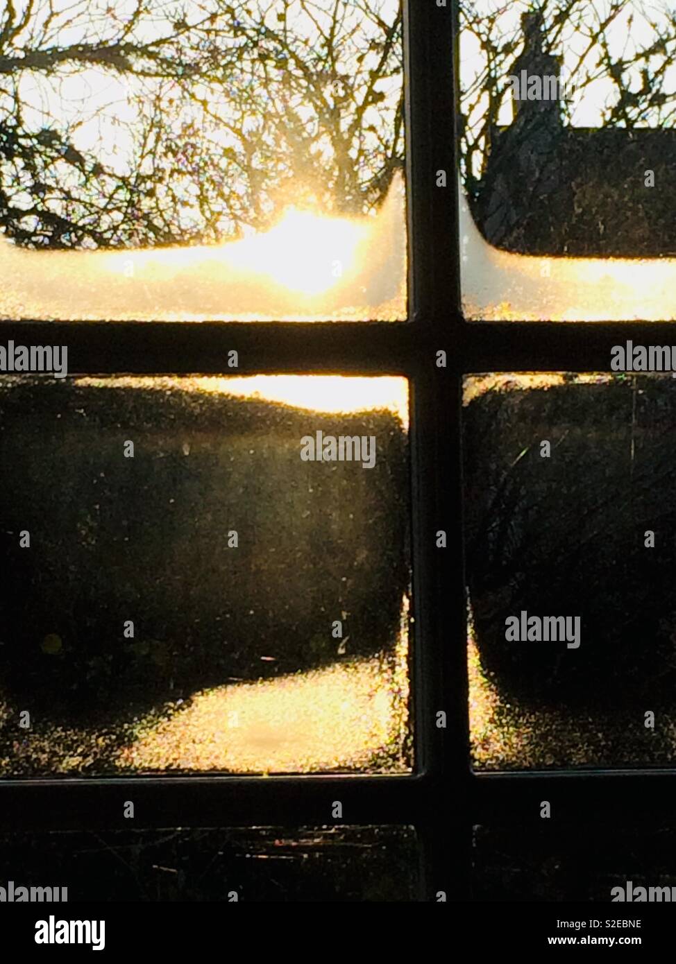 Soleil du matin d'automne - à la fenêtre traditionnelle par le biais d'une condensation sur le verre comme soleil se lève Banque D'Images Soleil du matin d'automne - à la fenêtre traditionnelle par le biais d'une condensation sur le verre comme soleil se lève Banque D'Images