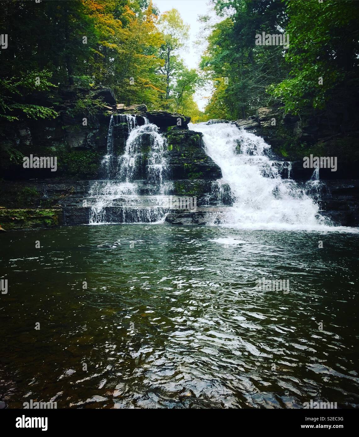 Petite cascade dans le nord de New York Banque D'Images