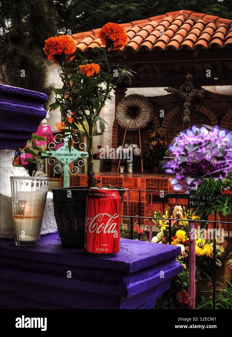Un cimetière à Ajijic, Mexique est rempli de fleurs et la victime favorite things sur Día de Los Muertos. Banque D'Images