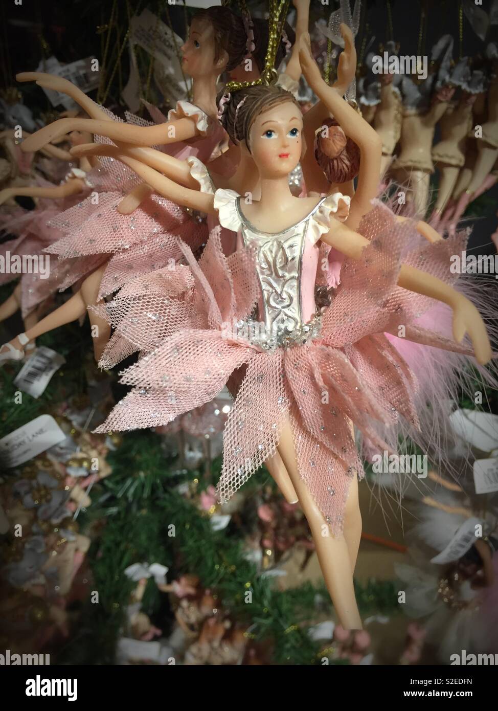 Ornement de Noël d'une ballerine accroché à la vente pendant la saison de vacances, USA - Image de stock capturée avec un smartphone