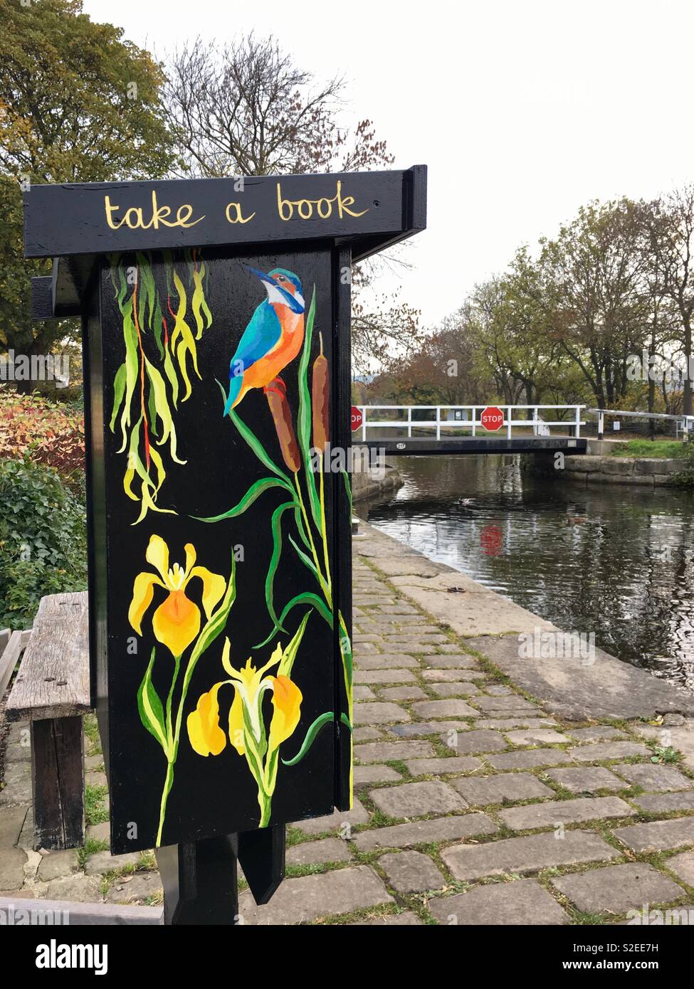 Bibliothèque d'échange de livres sur le côté de la Leeds Liverpool canal dans Rodley, Leeds, Yorkshire Banque D'Images