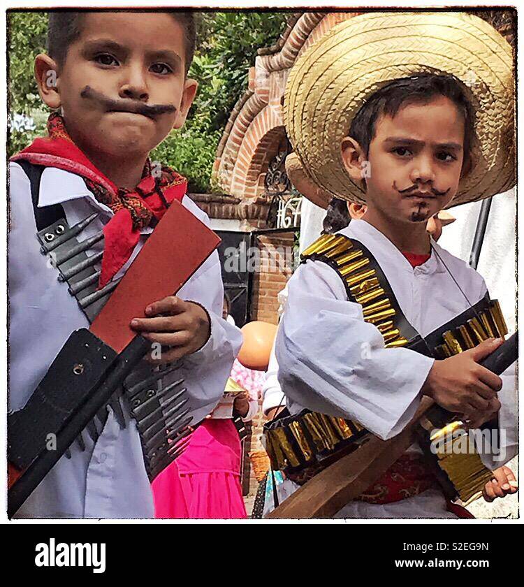 Les garçons habillés de révolutionnaires participer à la día de la Revolución défilent le 20 novembre à Ajijic, Mexique. Banque D'Images