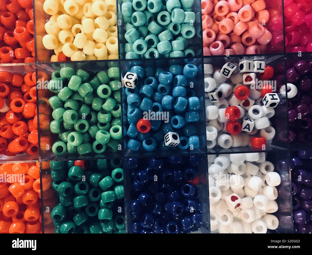 Arts et artisanat . Creative perles colorées pour faire des bracelets, des bracelets  et colliers Photo Stock - Alamy