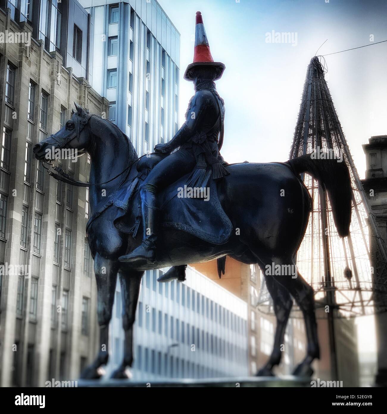 Statue du duc de Wellington, Glasgow, avec cône de trafic sur sa tête. Banque D'Images