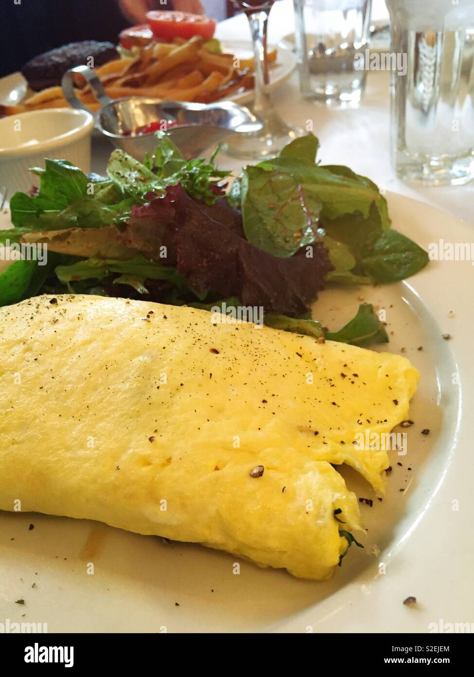 Omelette et salade entrée dans un bistrot français de Soho, New York, United States - Image de stock capturée avec un smartphone