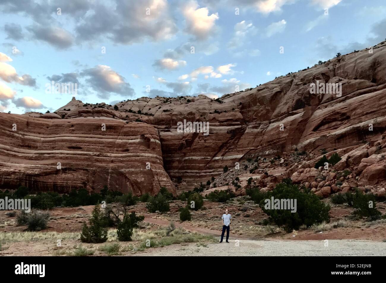Homme à côté de Mesa à rayures avec dawn skies - Image de stock capturée avec un smartphone