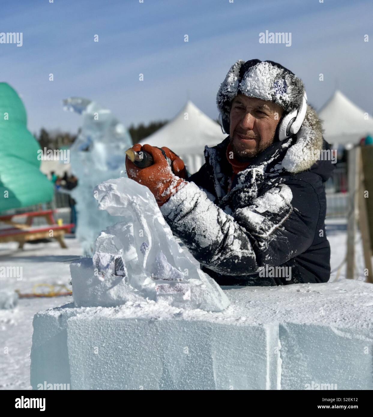 Sculpteur sur Glace au travail Banque D'Images