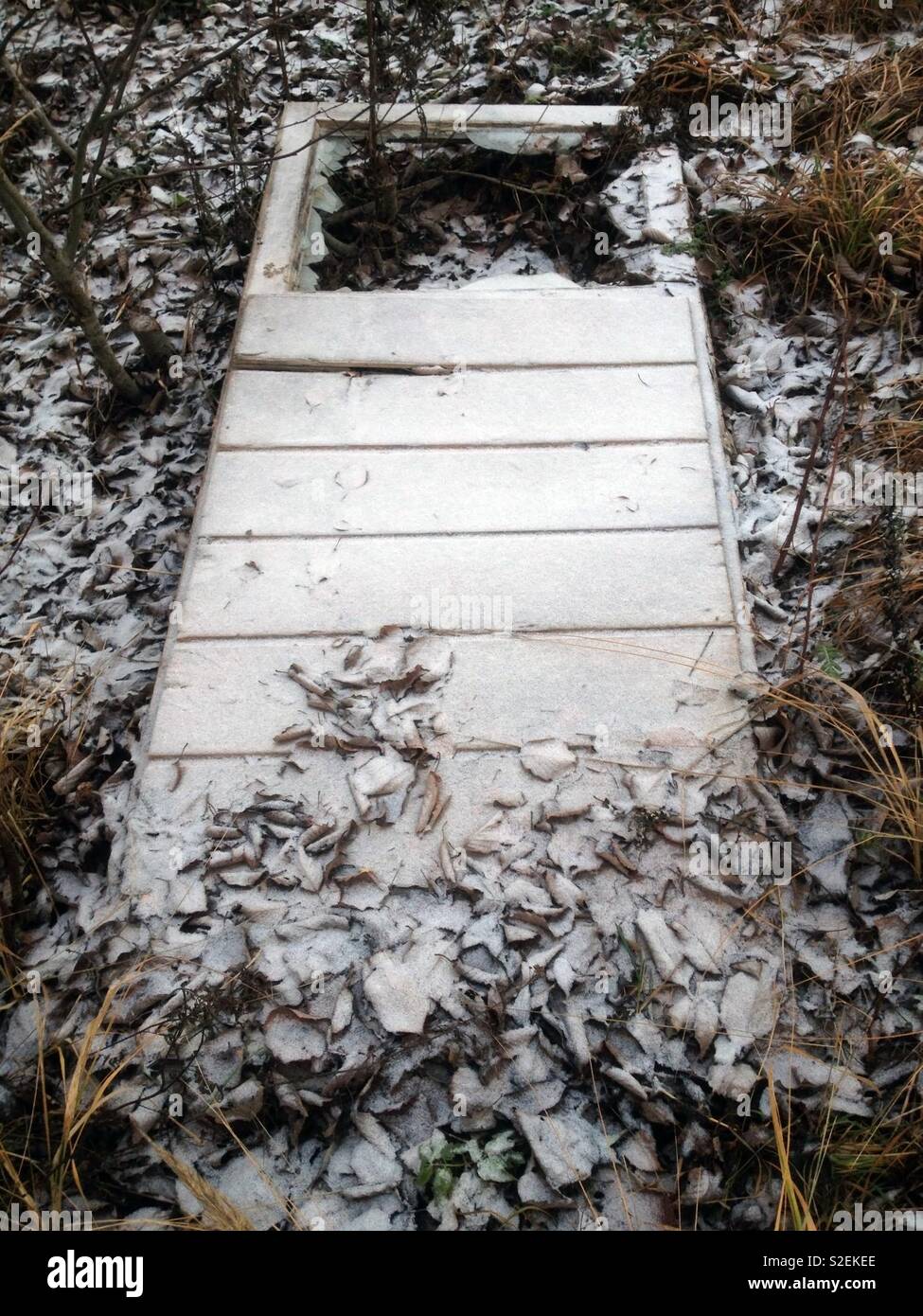 Frosty porte avec du verre brisé sur le sol - Image de stock capturée avec un smartphone