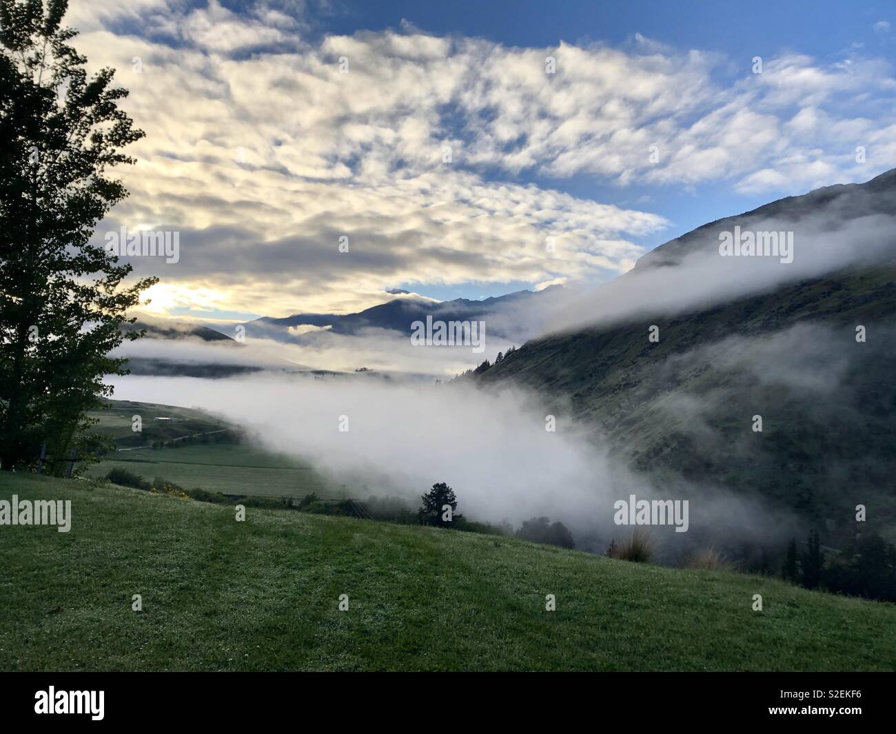 Queenstown en Nouvelle-Zélande. Le brouillard du matin Banque D'Images