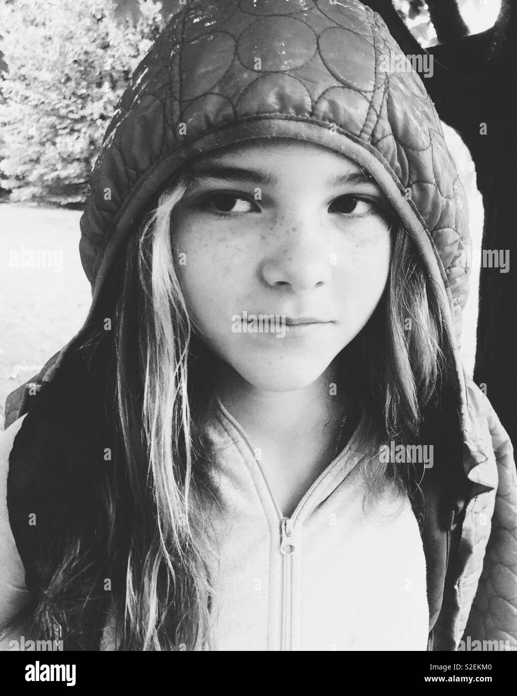 Portrait noir et blanc de tween girl à sur le côté Banque D'Images