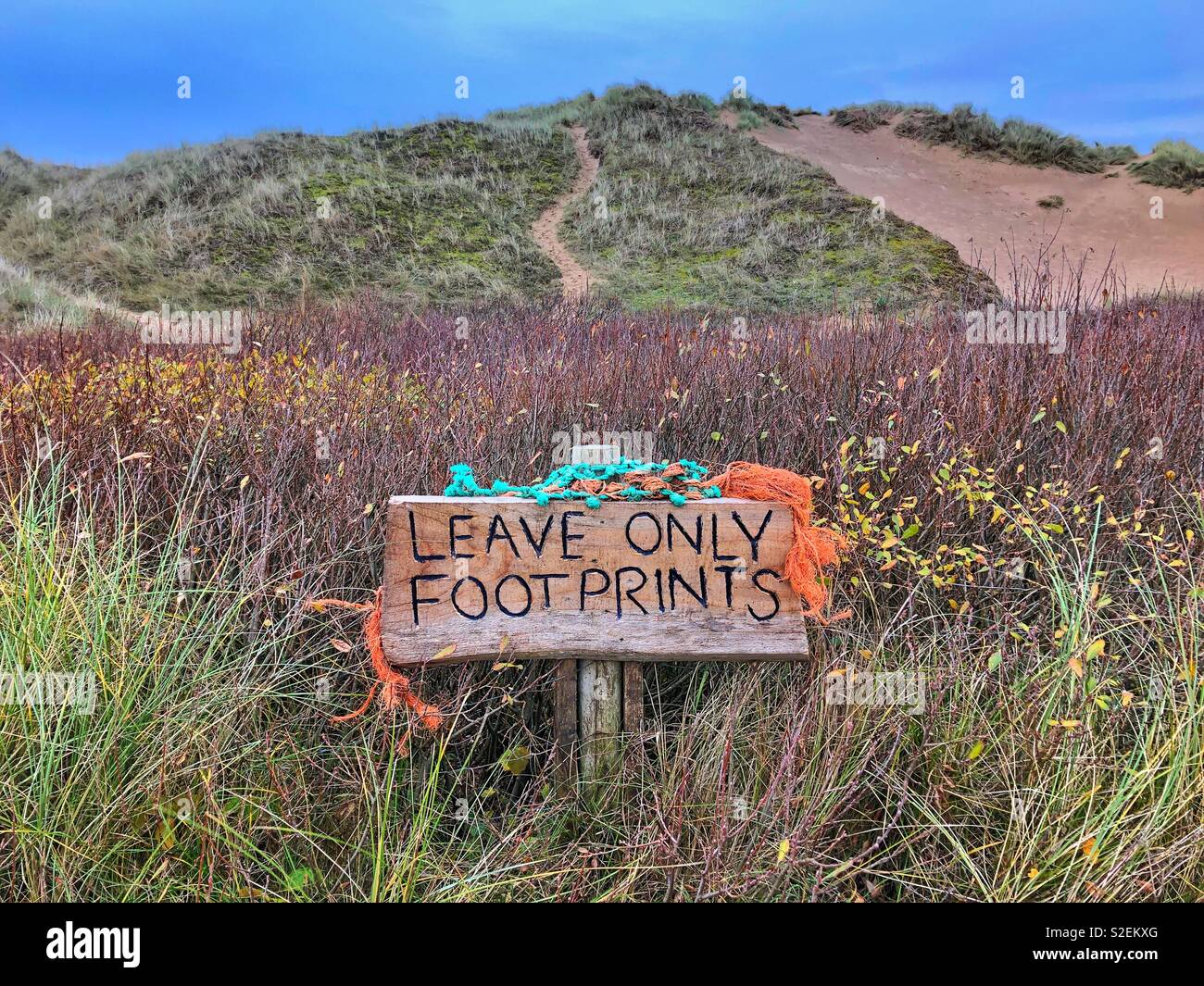 "Ne laissez que des empreintes" panneau près de dunes de sable de l'Llangennith, Pays de Galles, novembre. Banque D'Images