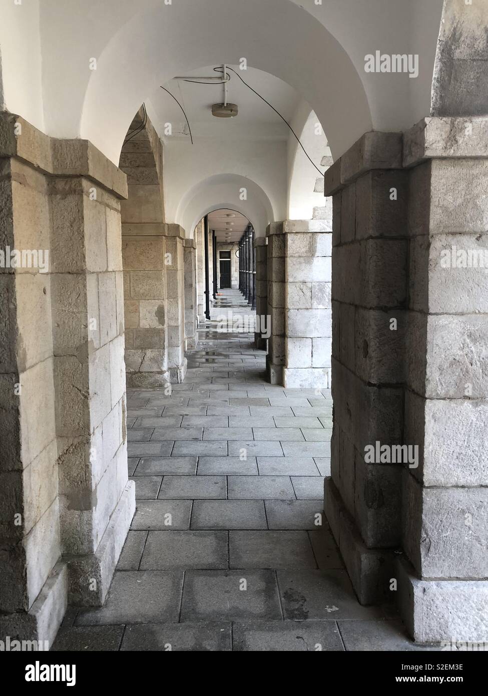 Passage sur rez-de-chaussée du bâtiment en pierre - Image de stock capturée avec un smartphone