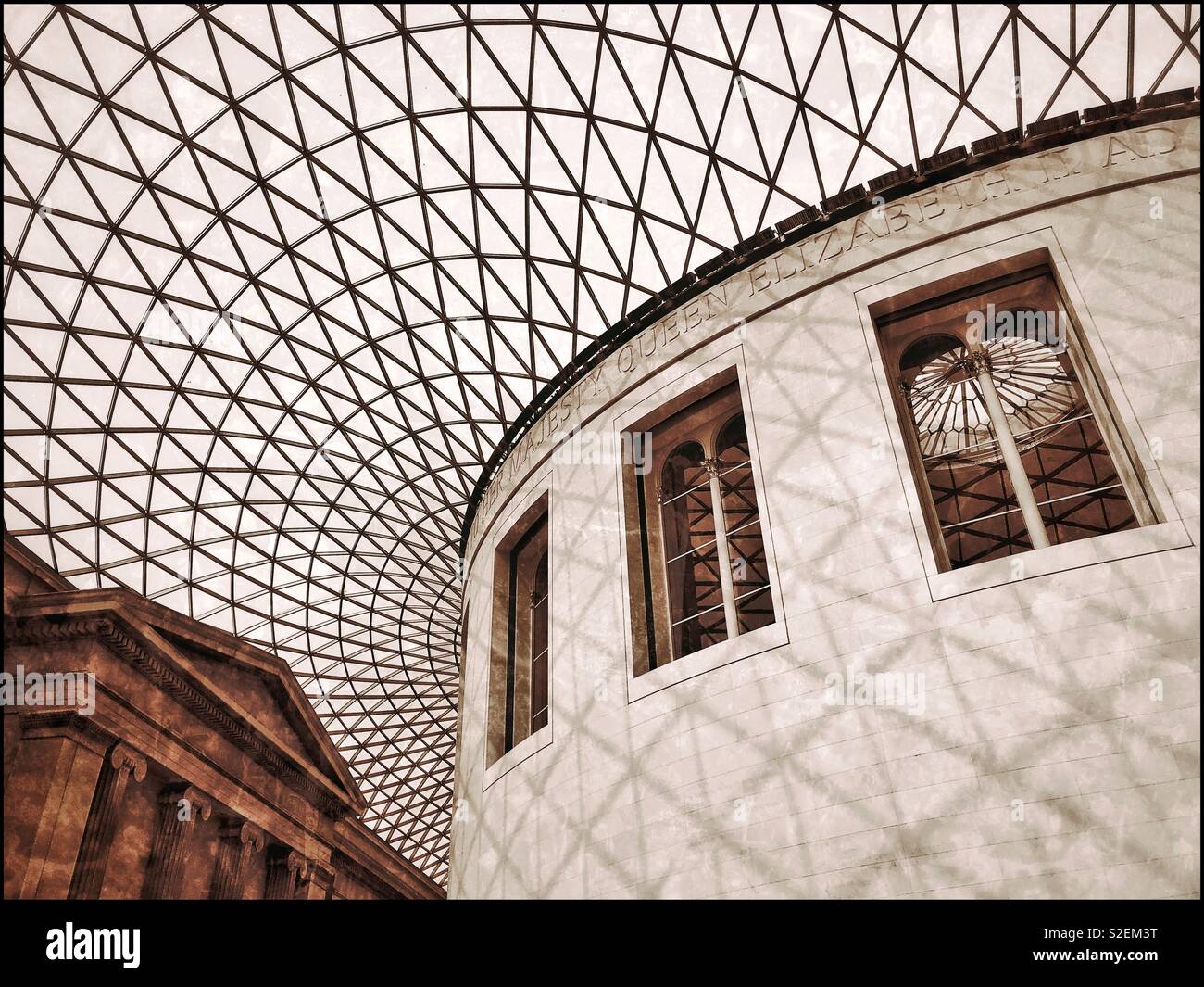 Une vue de la grande cour regardant vers le haut dans le célèbre toit de verre et d'acier de la structure du British Museum de Londres, en Angleterre. À droite est la salle de lecture. Photo © COLIN HOSKINS. - Image de stock capturée avec un smartphone