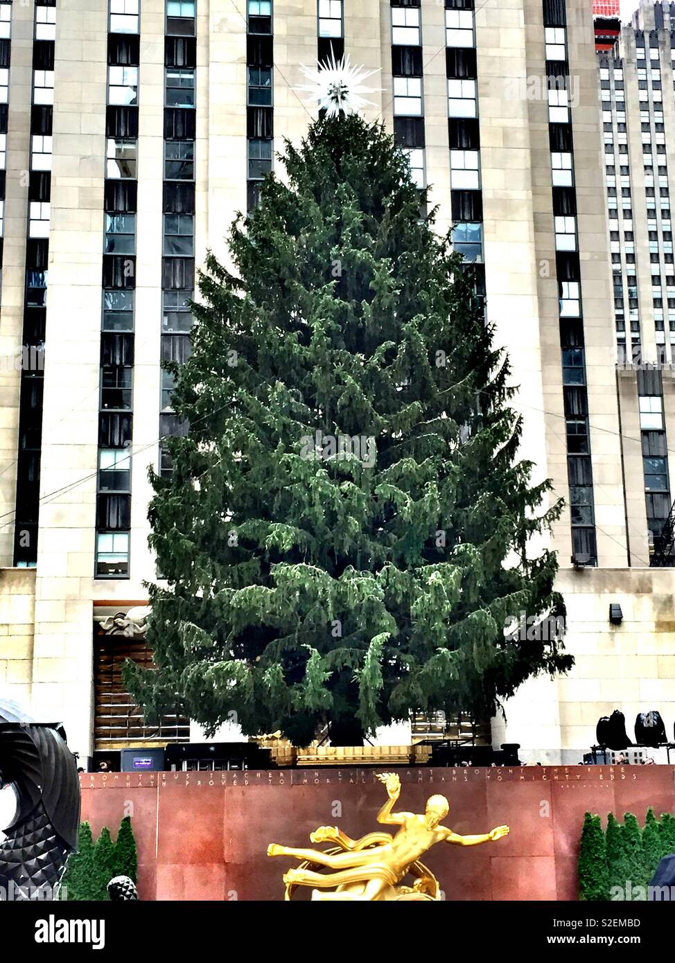 L'arbre de Noël géant du Rockefeller Center attend sa cérémonie d'éclairage traditionnel, 5e Avenue, New York, United States - Image de stock capturée avec un smartphone