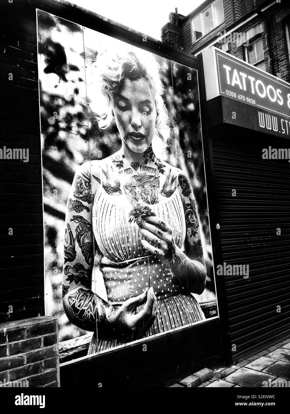Marilyn Monroe panneau publicitaire pour un salon de tatouage Banque D'Images
