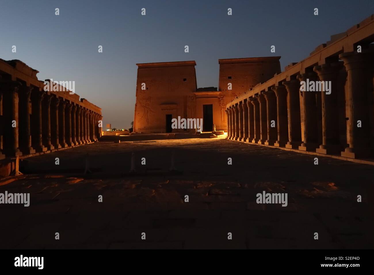 Temple de Philae le coucher du soleil. Assouan Egypte Banque D'Images