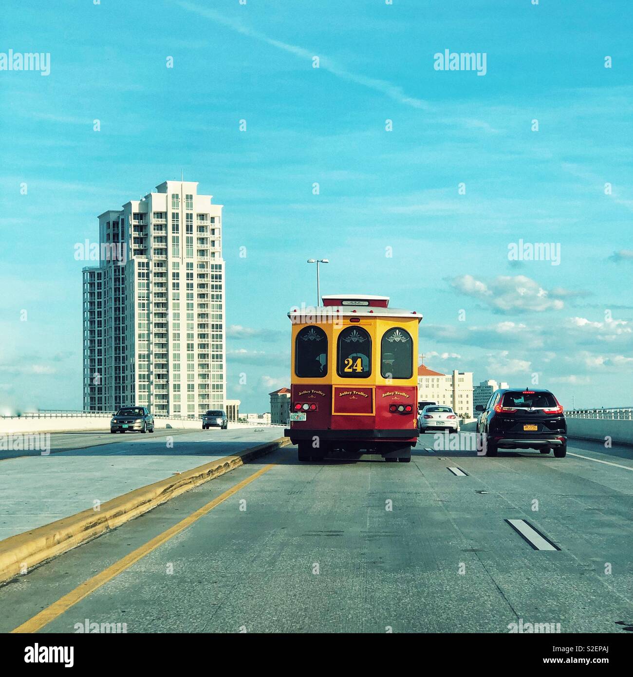 Old fashioned trolley bus sur causeway à Clearwater en Floride Banque D'Images