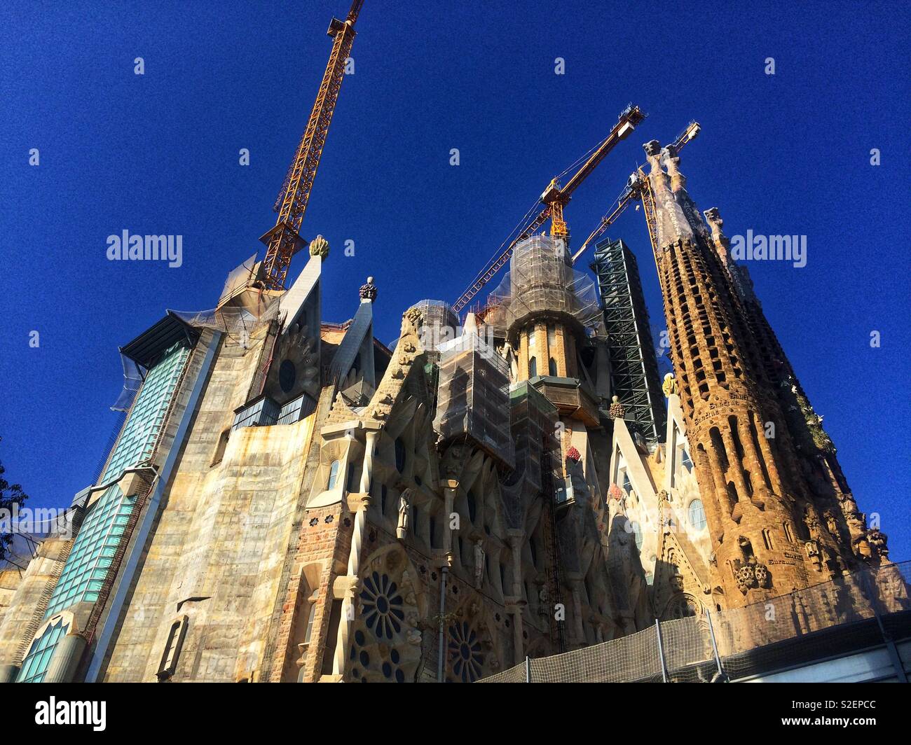 Plus de détails sur l'architecture de la basilique de La Sagrada Familia à Barcelone, Espagne - Image de stock capturée avec un smartphone