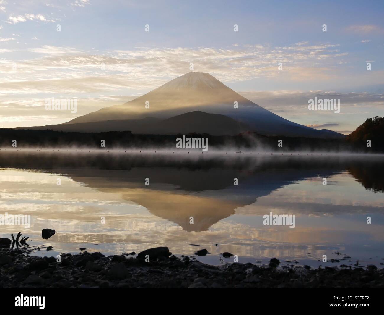 Le mont Fuji au lever du soleil se reflétant dans les eaux du lac Shoji en automne Banque D'Images