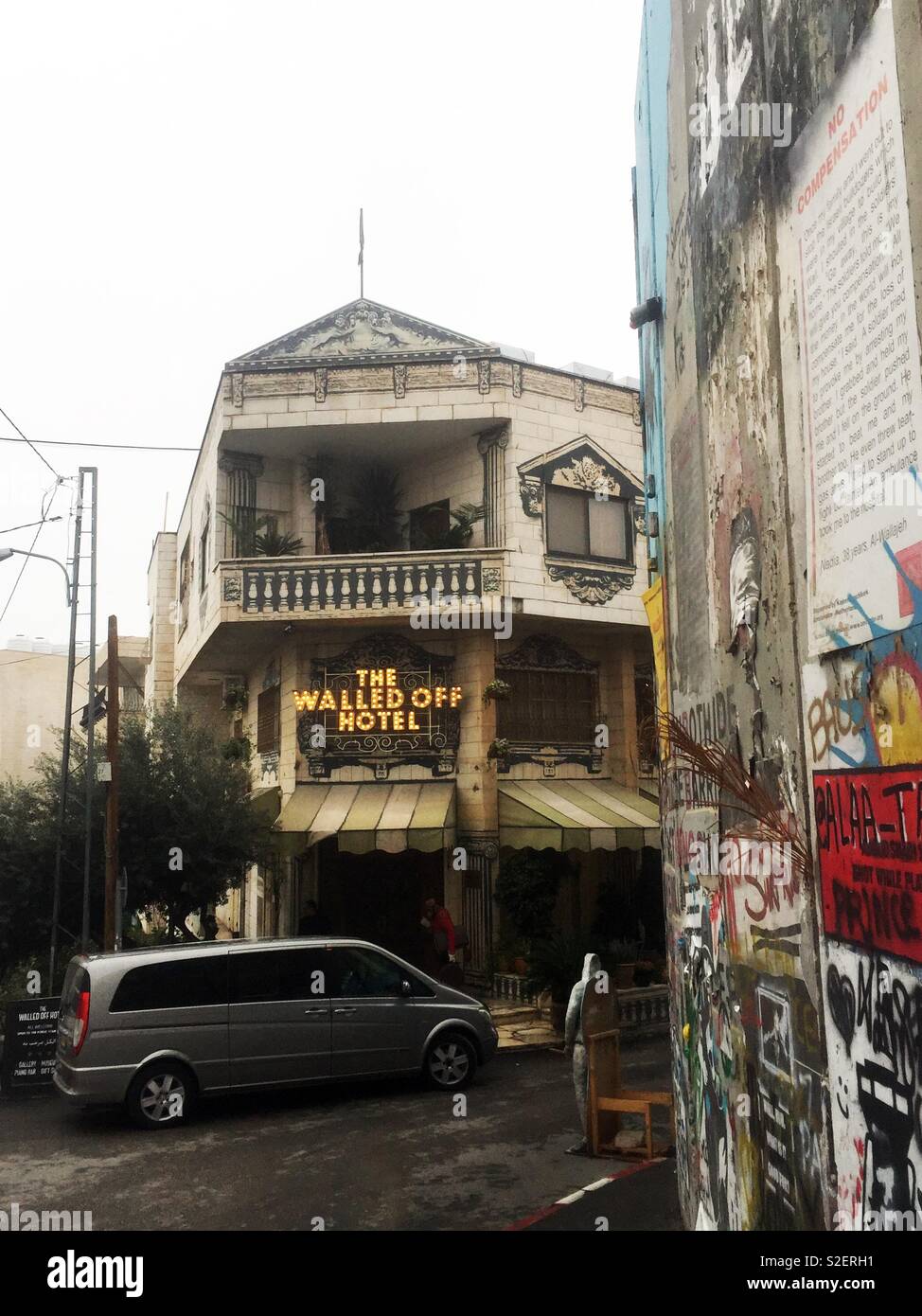 L'hôtel off fortifiée par le mur construit par Israël entre les territoires occupés et Israël. Banque D'Images