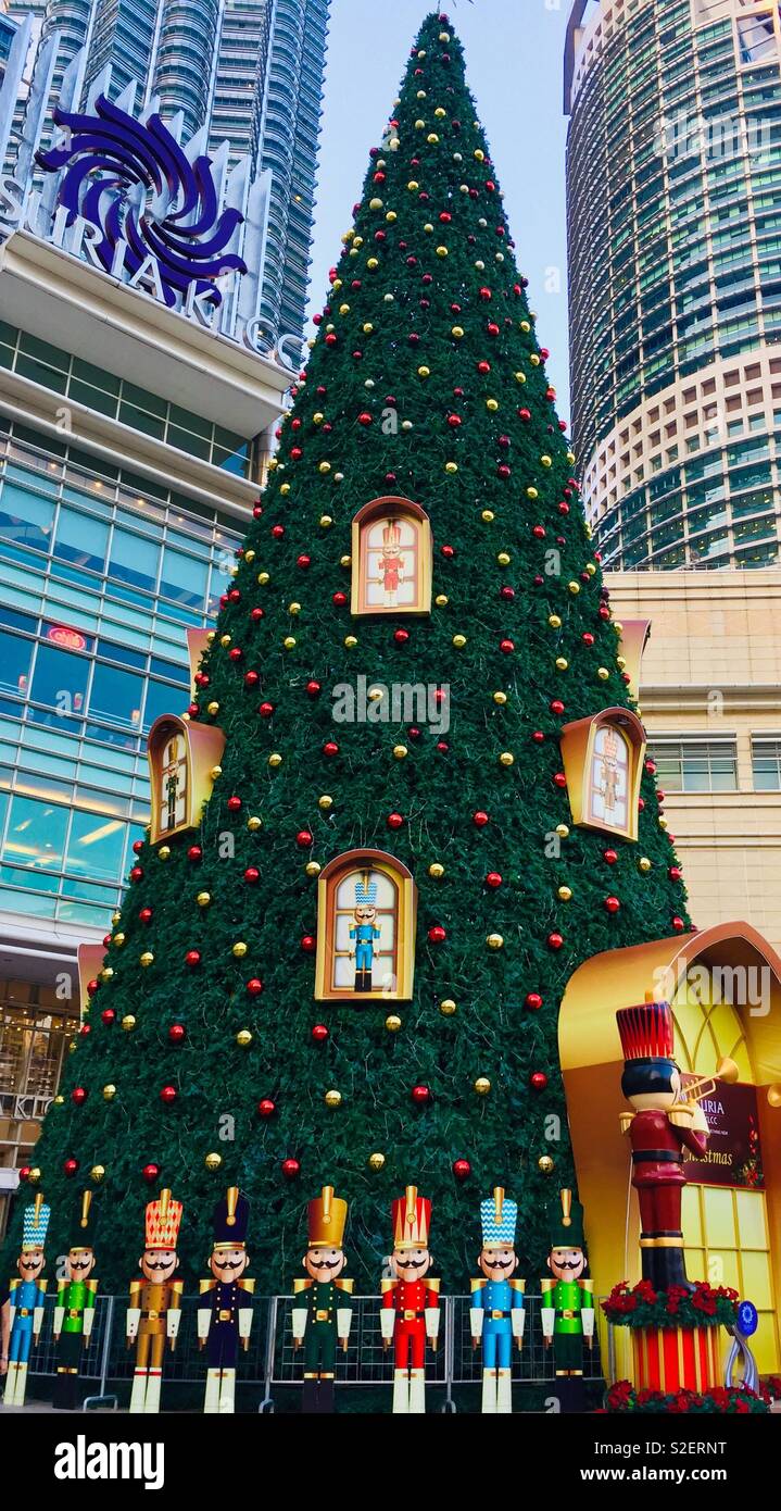 Arbre de Noël 2018 au centre commercial Suria, Petronas Towers de Kuala Lumpur City Centre (KLCC), Malaisie - Image de stock capturée avec un smartphone