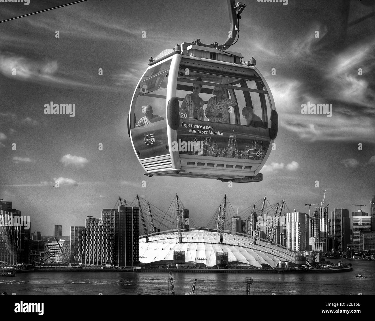 Un téléphérique Emirates Air Line passe au-dessus de la Tamise et l'O2 Arena de Londres, en Angleterre. Est-il juste ou futuriste une façon normale pour se rendre au travail ? Photo © COLIN HOSKINS. - Image de stock capturée avec un smartphone