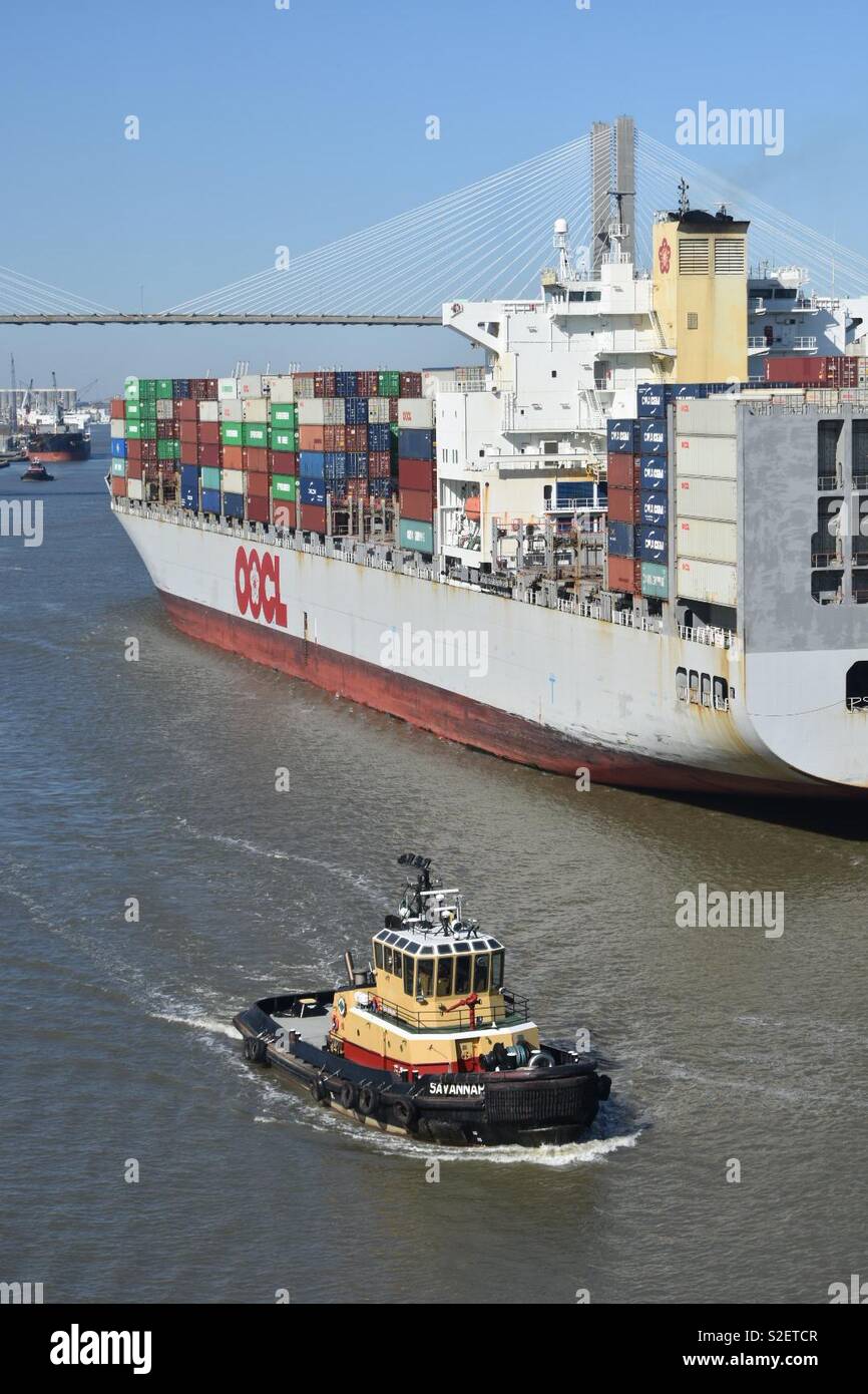 Porte-conteneurs et de remorqueur Bateau sur la rivière Savannah - Image de stock capturée avec un smartphone
