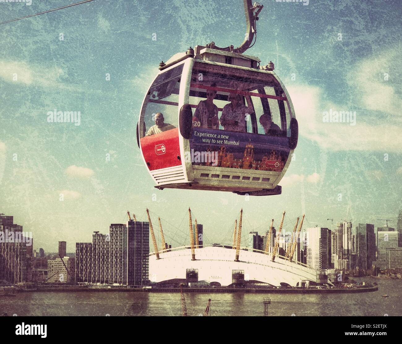 Une cosse de la téléphérique Emirates Air Line voyages sur la Tamise et l'O2 Arena de Londres. Ce téléphérique est une partie intéressante du système de transport public à Londres. Photo © COLIN HOSKINS. - Image de stock capturée avec un smartphone