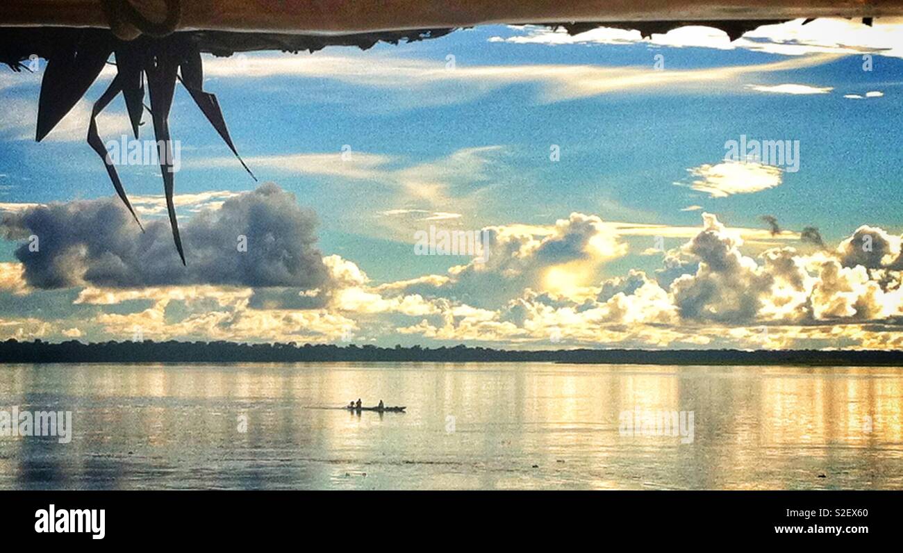 Petit bateau sur le puissant fleuve Amazone au Pérou avec un beau ciel - Image de stock capturée avec un smartphone