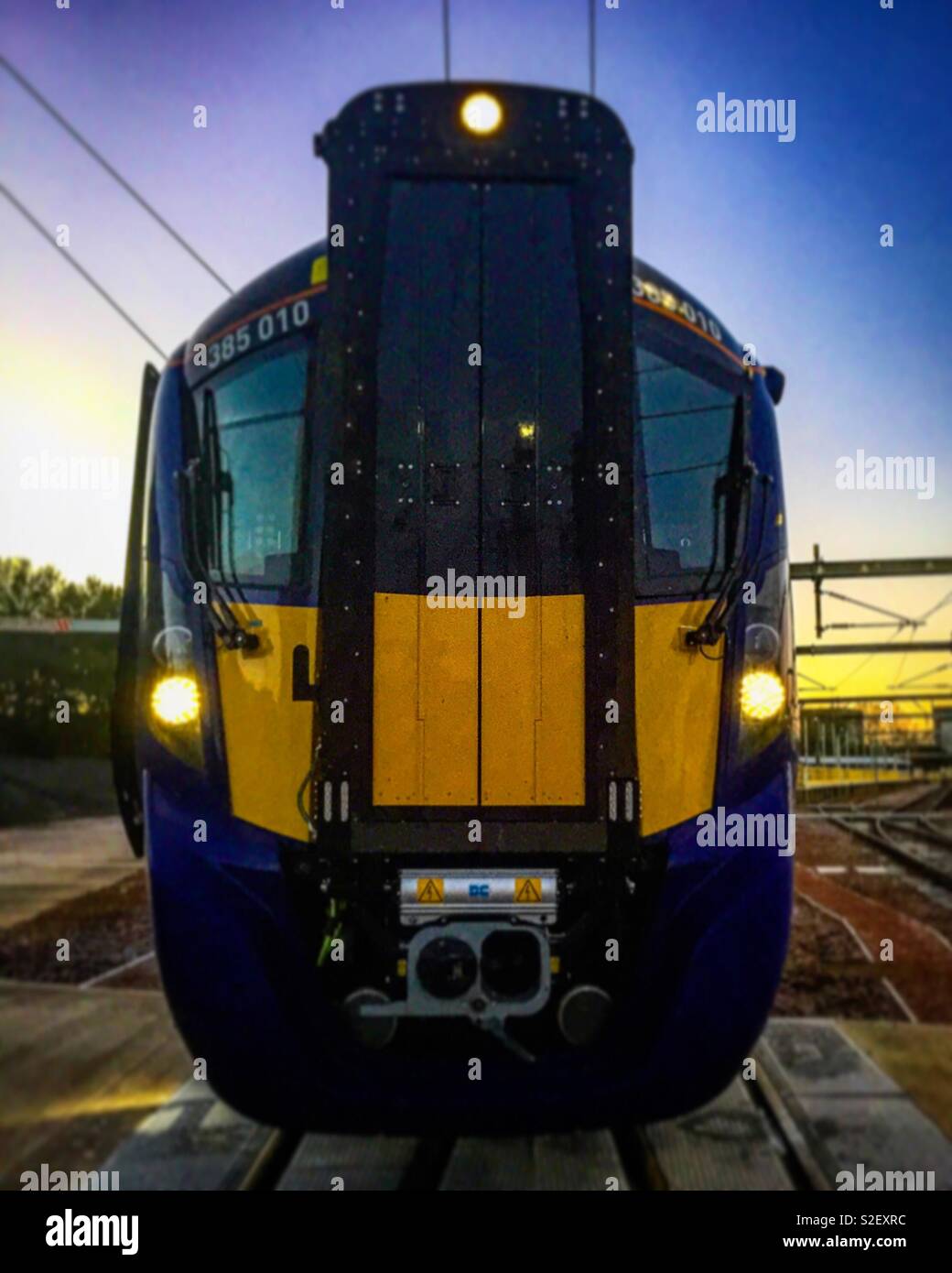 Classe 385 train Scotrail Hitatchi au lever du soleil Banque D'Images