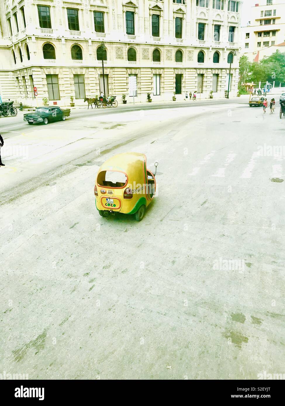 Taxi conduite le long des rues de La Havane Cuba Banque D'Images