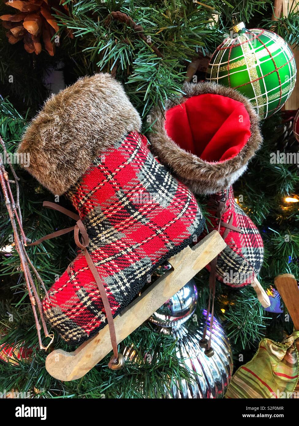 Patins Plaid décorer un arbre de Noël. Banque D'Images