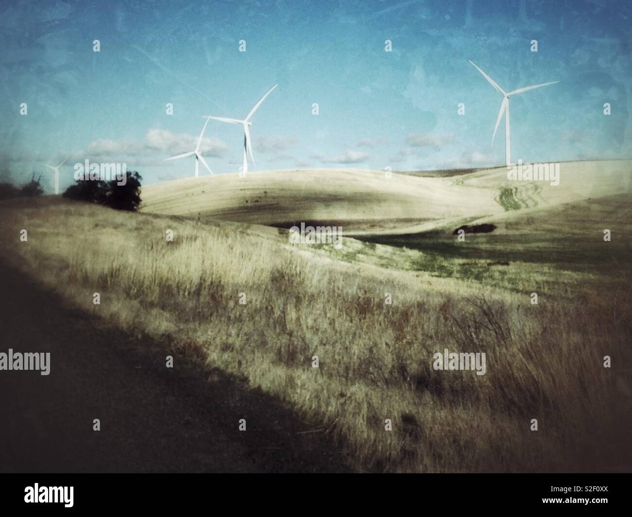 Photo de quatre nouvelles éoliennes sur une colline de l'est Washington à l'automne, avec un peu d'effet grunge Banque D'Images