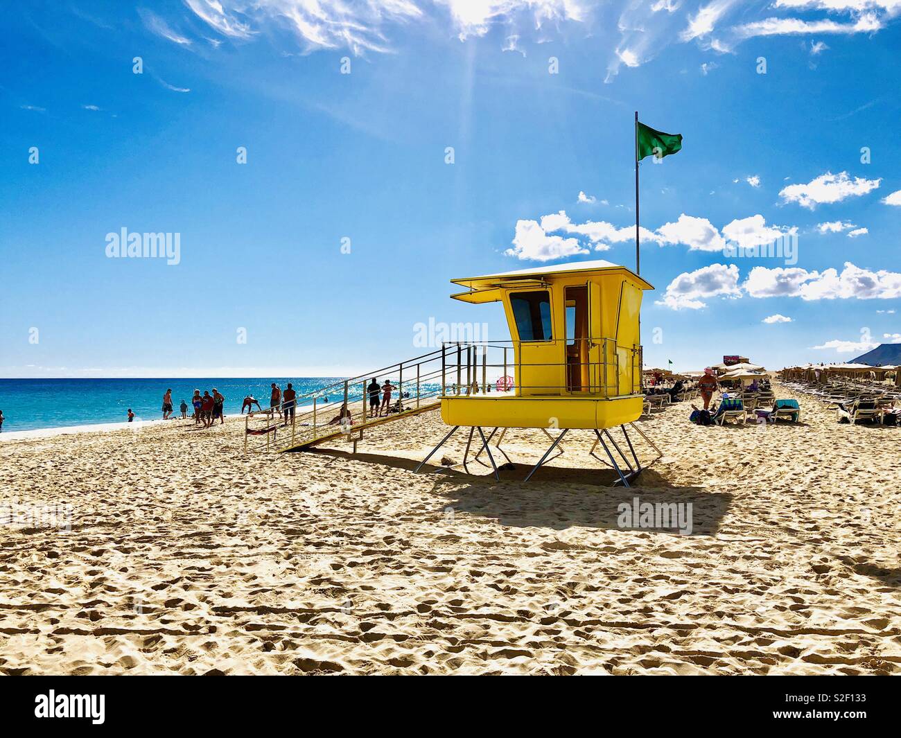 Lifeguard Hut à jaune près de la plage de Corralejo, au nord de l'île de Fuerteventura, Parque Natural de las Dunas de Corralejo, Canaries, Espagne, Europe Banque D'Images