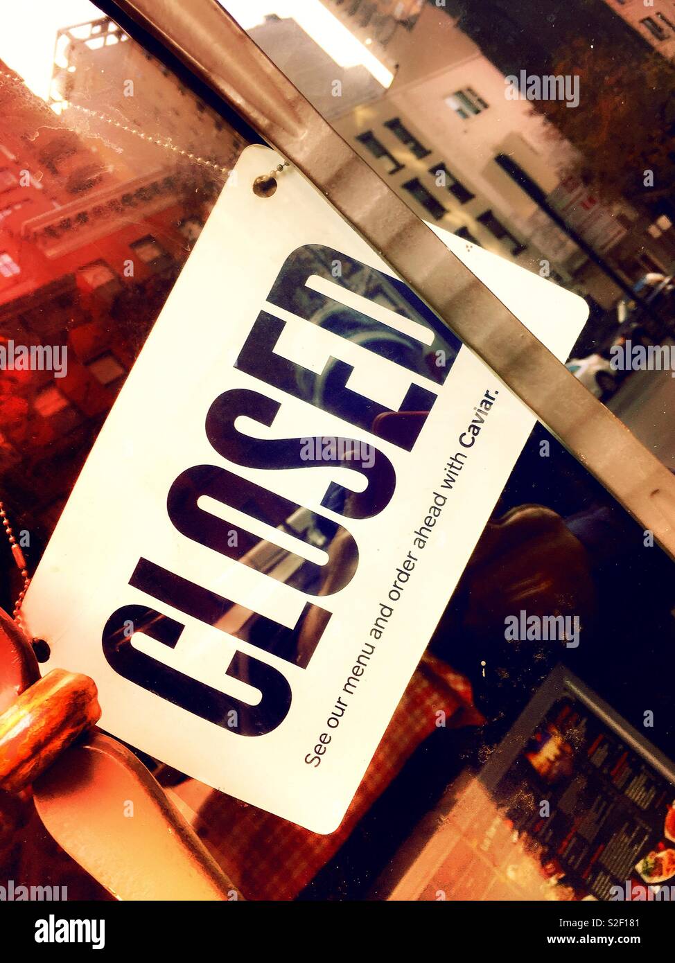 Signe clos de la porte avant de la petite entreprise, New York, United States - Image de stock capturée avec un smartphone