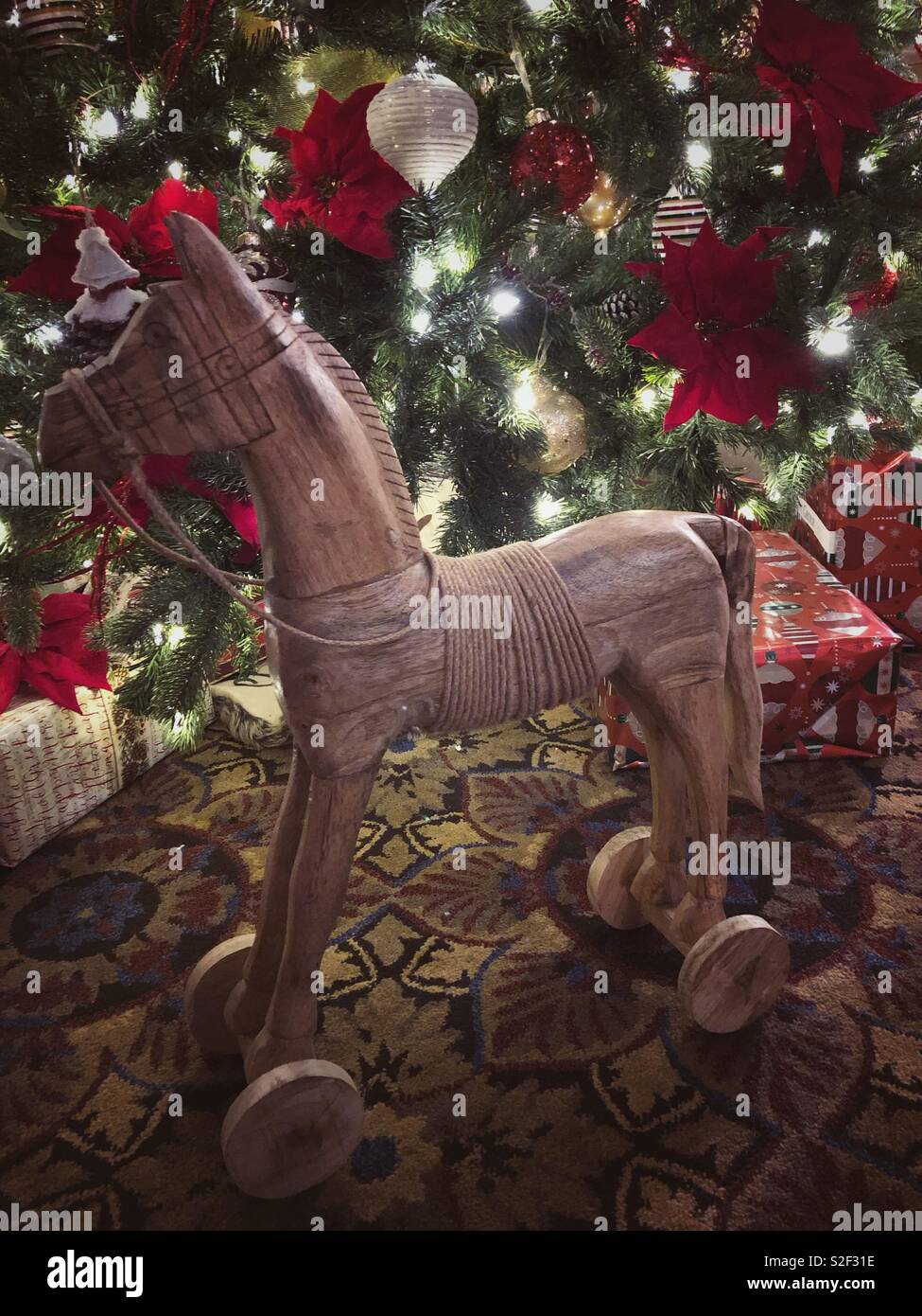Vintage cheval de bois en face de l'arbre de Noël. Banque D'Images