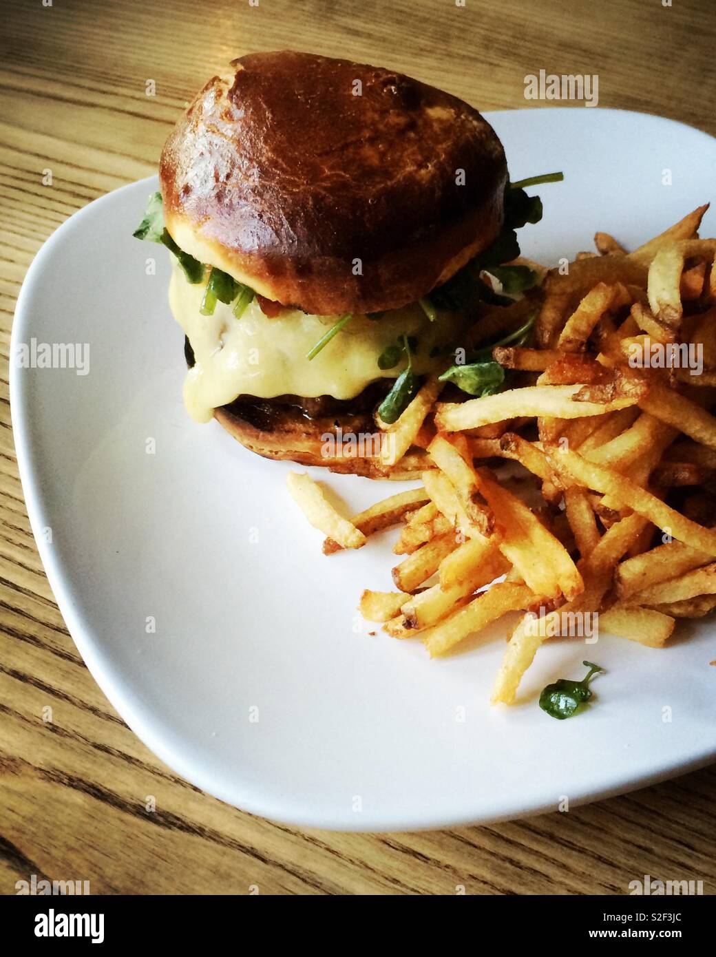 Burger et frites dans la plaque sur la table Banque D'Images