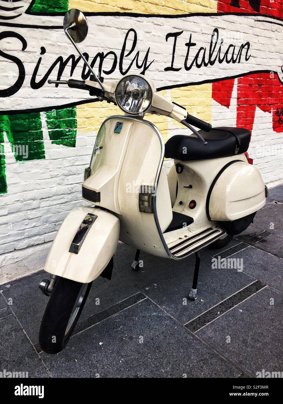Scooter Vespa PX avec une fresque célèbre son patrimoine italien - Image de stock capturée avec un smartphone
