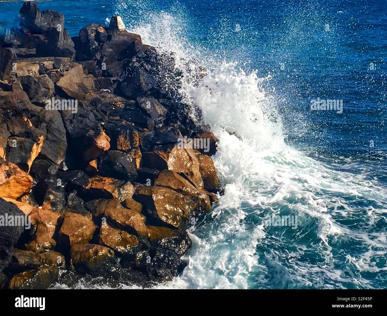 L'océan Atlantique se briser sur les rochers à Lanzarotte. Banque D'Images