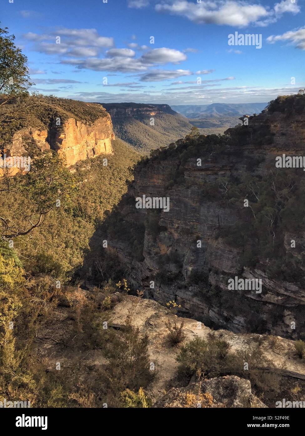 Les falaises de grès au-dessus de l'Est, Glen énergumènes l'accès à la piste de six pieds, Parc National de Blue Mountains, NSW, Australie - Image de stock capturée avec un smartphone