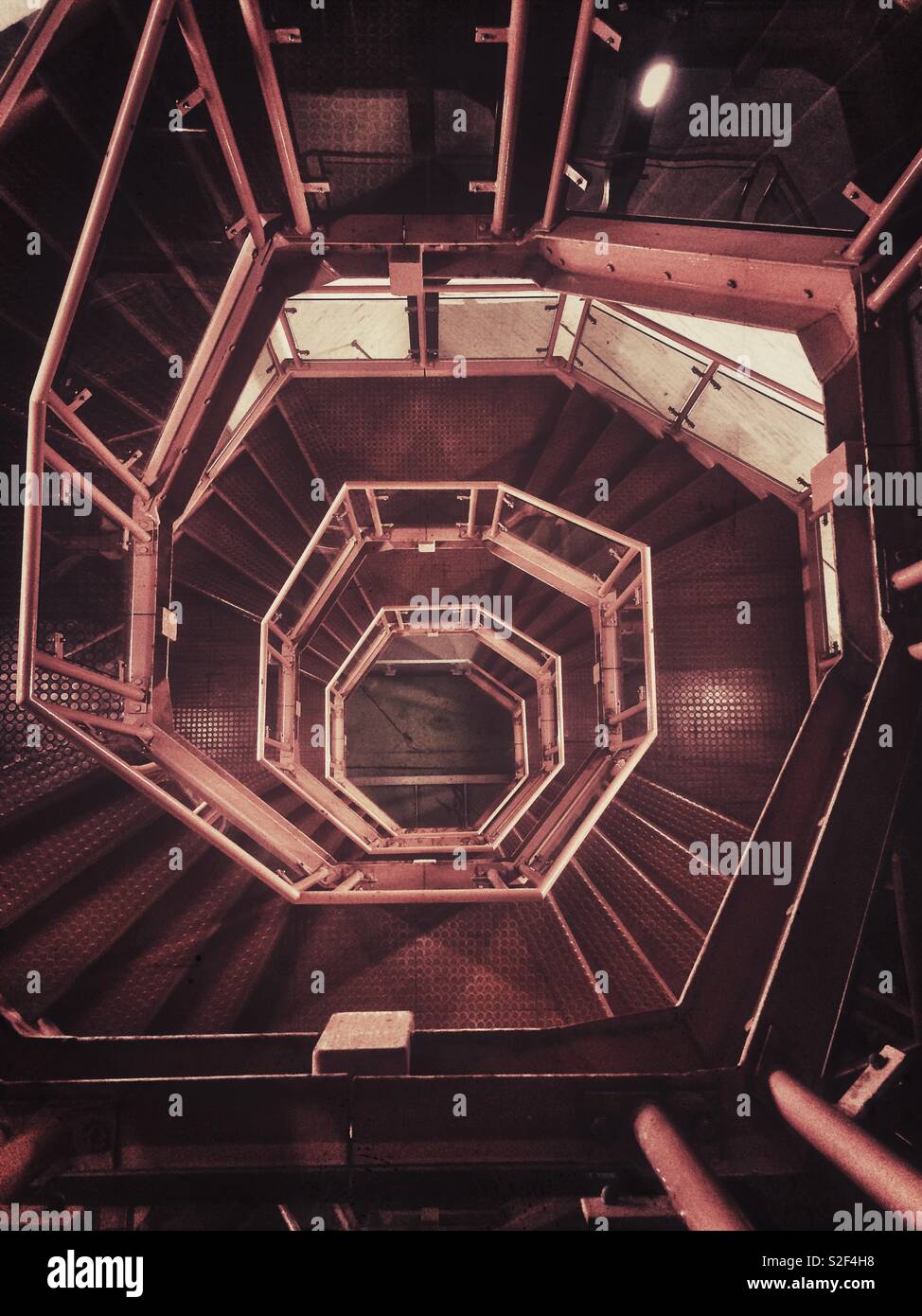 Escaliers en spirale dans une chapelle - Image de stock capturée avec un smartphone