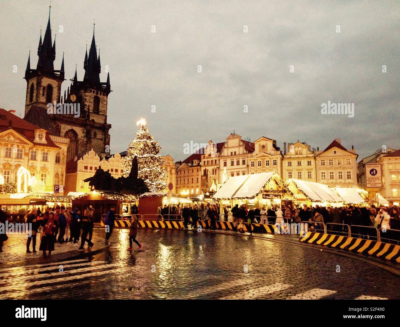 Marché de Noël à Prague au crépuscule Banque D'Images