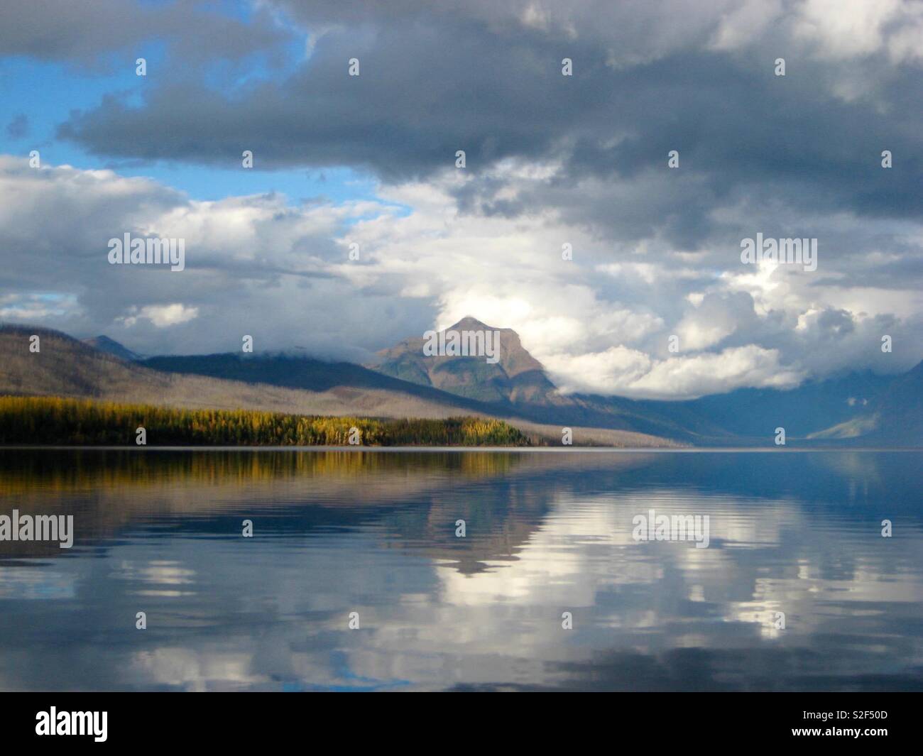 Montagne avec lac, la couleur de l'automne et de reflets dans l'eau Banque D'Images