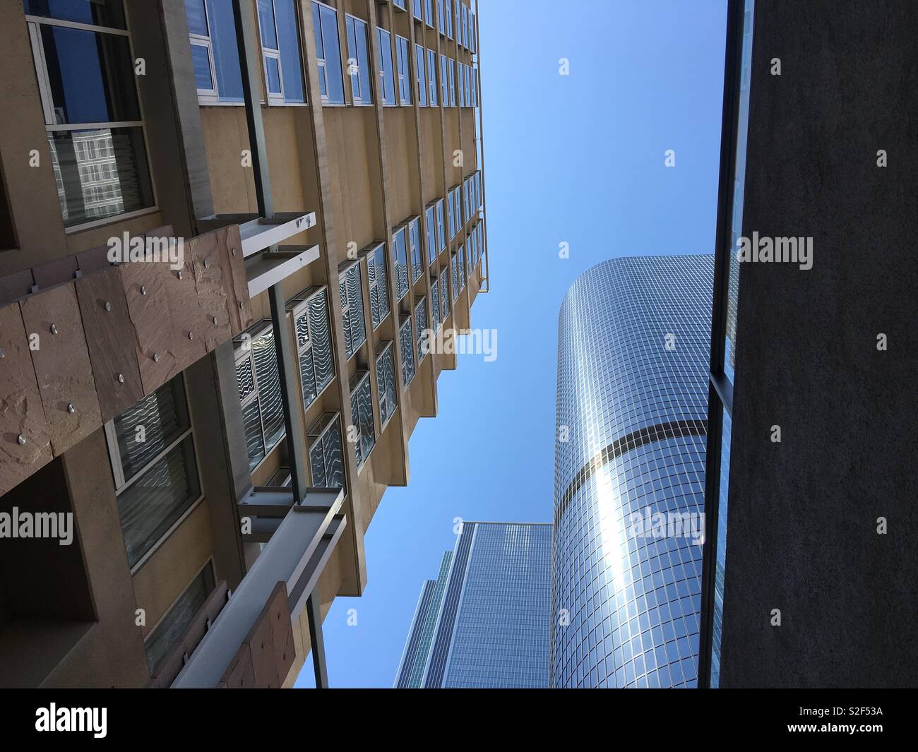 Regarde les détails des vacances et de fenêtres de bureau dans le centre-ville de Los Angeles, ciel bleu clair en arrière-plan Banque D'Images