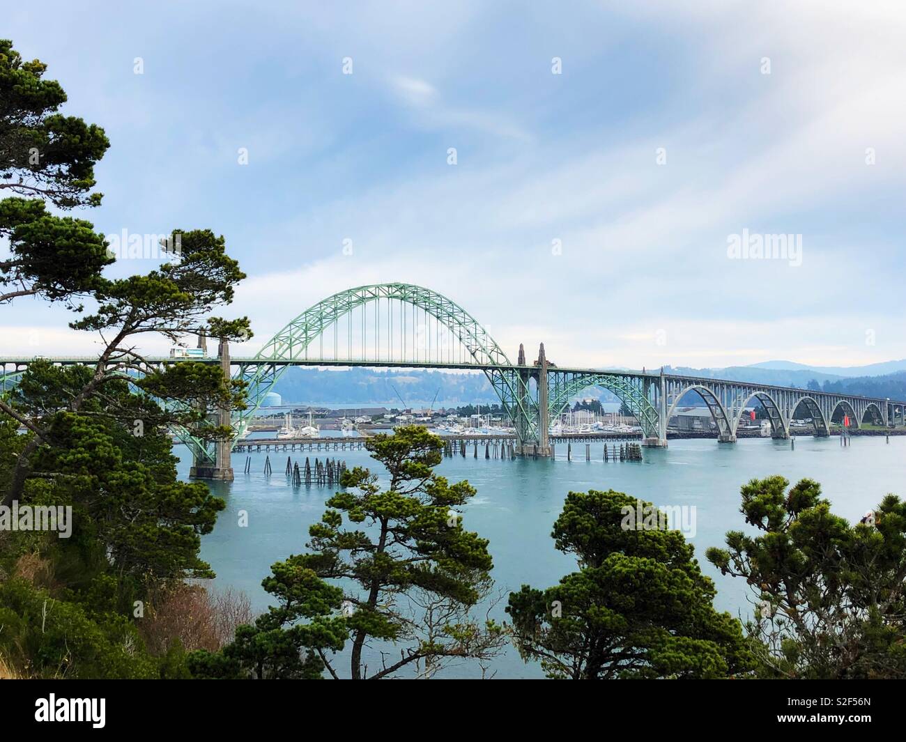 Le Yaquina Bay Bridge à Newport, Oregon, USA. Banque D'Images