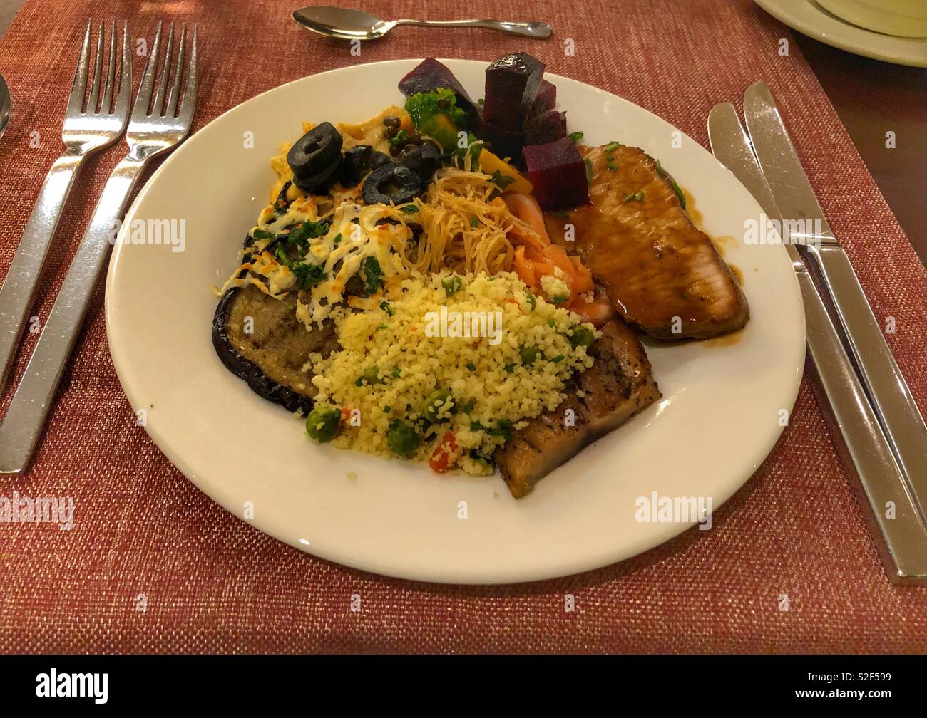 Un repas copieux pour le dîner dans un restaurant. Banque D'Images