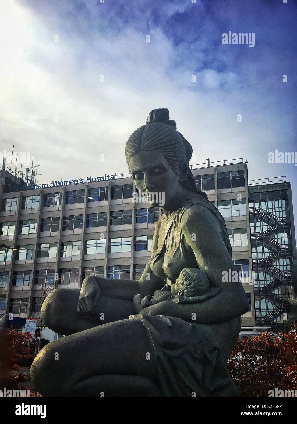 Statue à l'extérieur de Birmingham Women's Hospital Banque D'Images